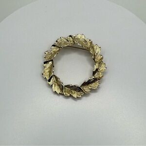 Vintage Gerrys Gold Tone Leaf Wreath Brooch Pin Textured 1.5”